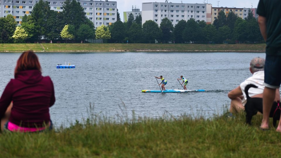 Jablonecké moře přivítalo závody v paddleboardingu