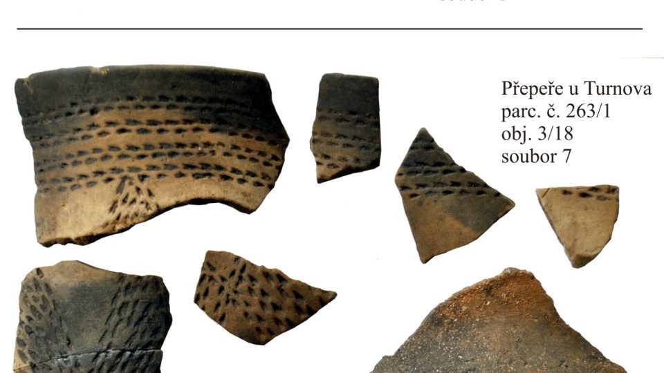Výběr z nálezů keramiky a štípaných kamenných nástrojů z mladší doby kamenné