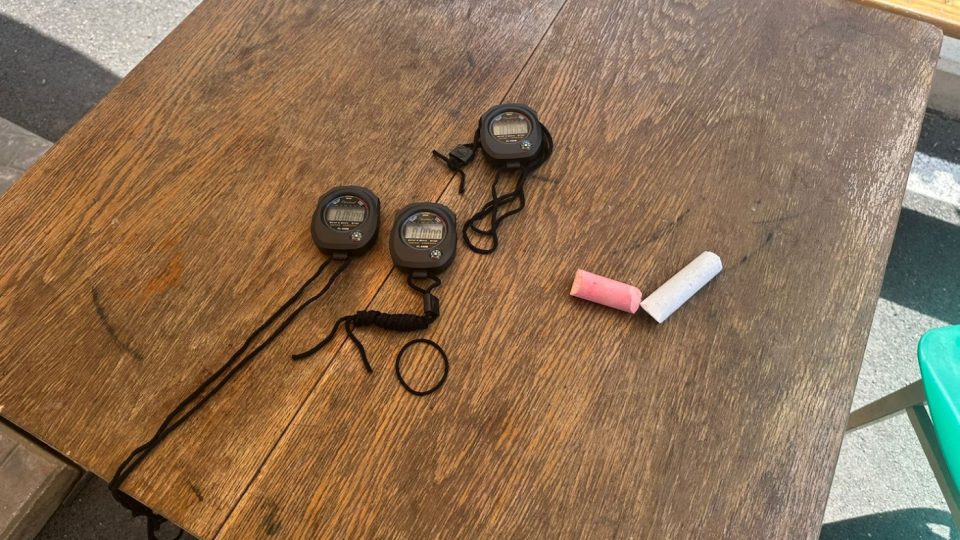 Pomůcky rozhodčích v soutěži O zlatou povodňovou lopatu, k posuzování hrází z písku jim sloužily bohaté zkušenosti z povodní | foto: Kateřina Kubíčková, Český rozhlas Pomůcky rozhodčích v soutěži O zlatou povodňovou lopatu, k posuzování hrází z písku jim sloužily bohaté zkušenosti z povodní