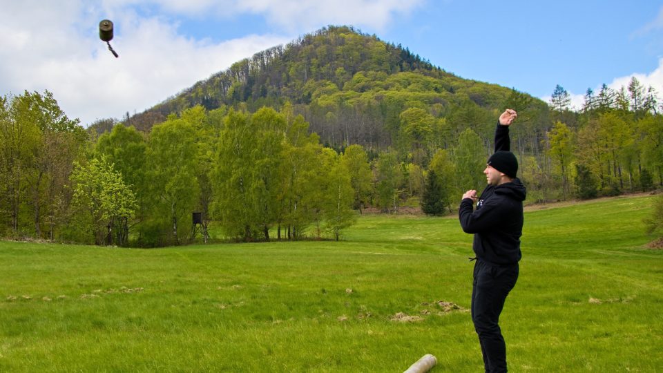 Trojnásobný mistr světa ve skotských hrách Vladislav Tuláček trénuje pod Klíčem hod závažím