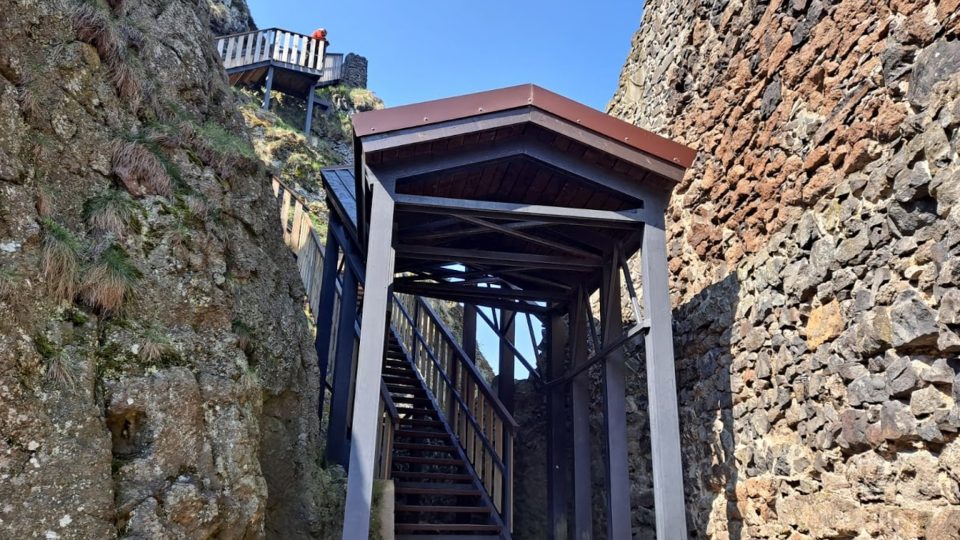 Schody na věž zvanou Baba. Druhá věž hradu Trosky se jmenuje Panna