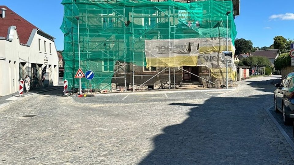 Hrnčířské náměstí ve Frýdlantu má nově vydlážděné chodníky i nová parkovací stání