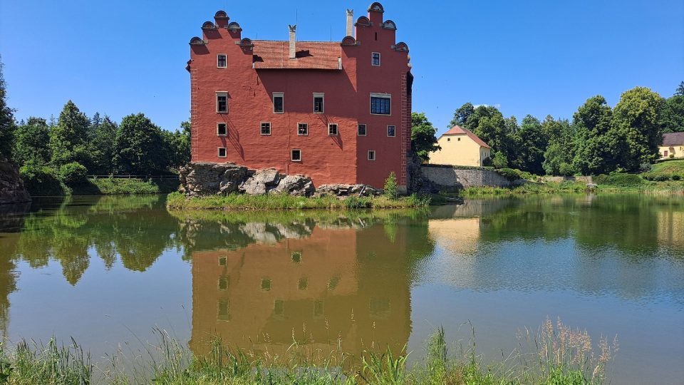 Jeden z nejfotogeničtějších českých zámků stojí na ostrově uprostřed rybníka v údolí Dírenského potoka | foto: Filip Černý, Český rozhlas Jeden z nejfotogeničtějších českých zámků stojí na ostrově uprostřed rybníka v údolí Dírenského potoka