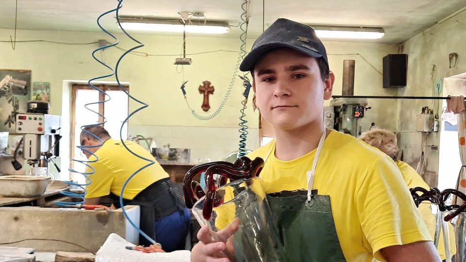18letý Gabriel Daniel Pohl propadl sklářskému řemeslu