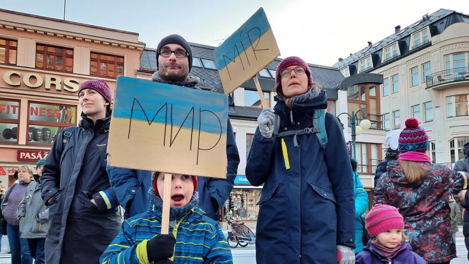 Demonstrace na podporu Ukrajiny v centru Jablonce nad Nisou se zúčastnily desítky lidí