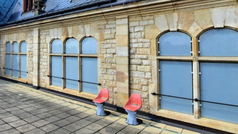 Ikonické sedačky z liberecké tramvaje číslo 3 na střešní terase Severočeského muzea