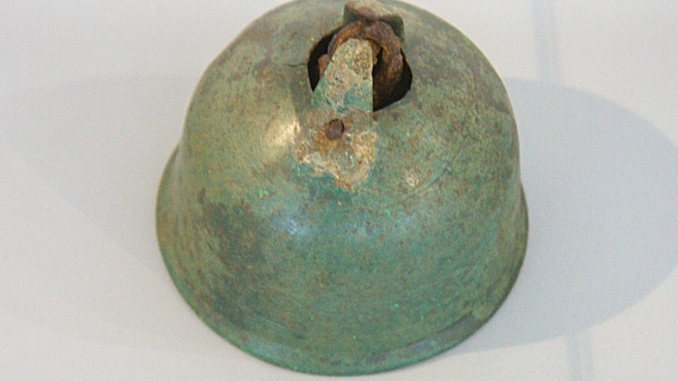 Bronzový zvonek se železným srdcem