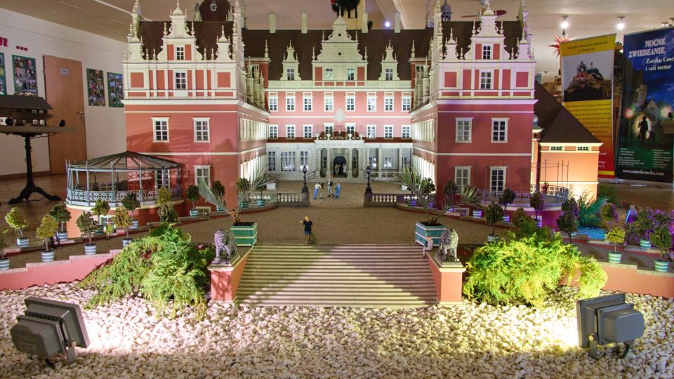 Park miniatur památek Dolního Slezska v Kowarech nabízí k prohlédnutí velké modely památek