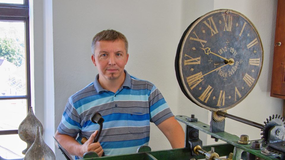Jilemnické hodiny chodí natahovat i starosta David Hlaváč (ODS)