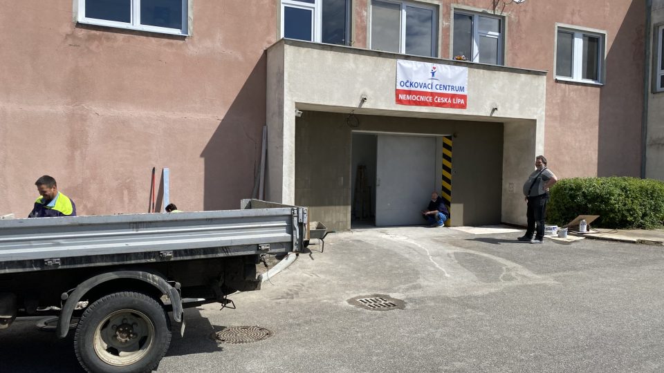 Očkovací centrum bude v areálu českolipské nemocnice v bývalých garážích