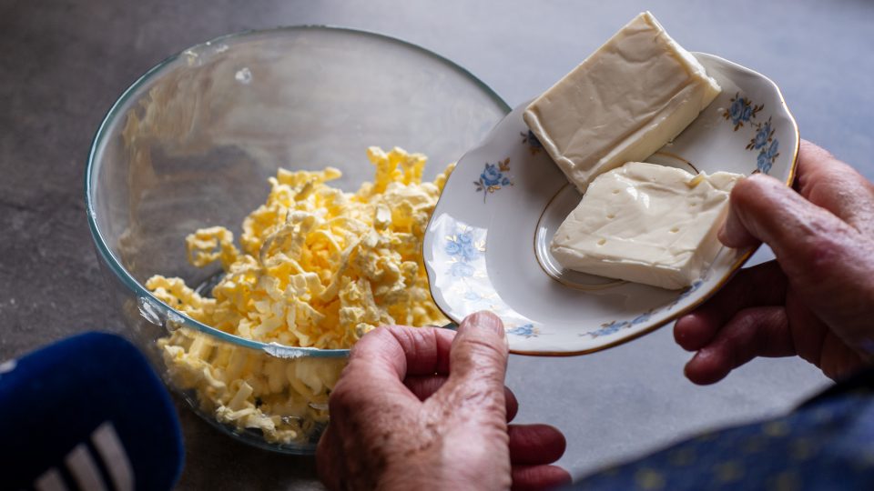 K nastrouhanému máslu přidáme tavené sýry | foto: Martin Čuřík K nastrouhanému máslu přidáme tavené sýry