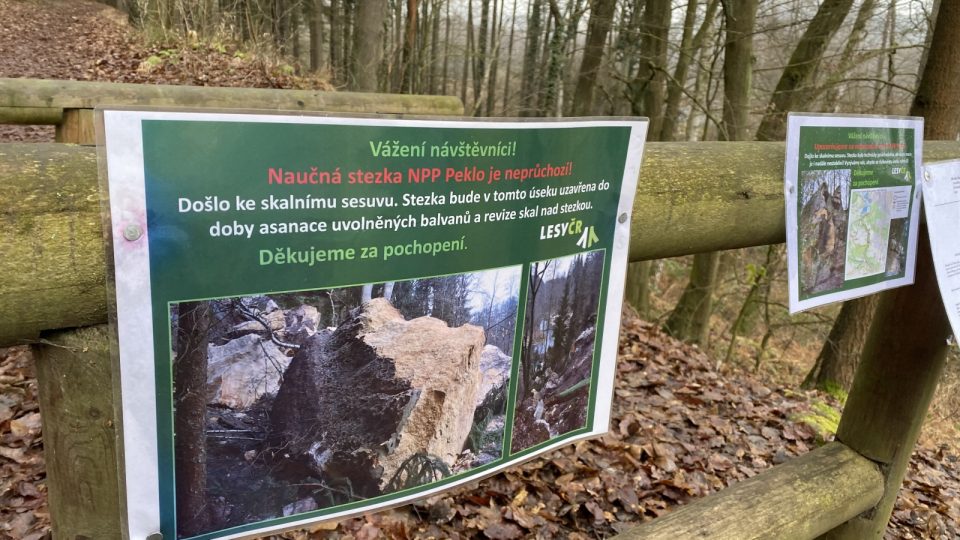 Lesy České republiky umístily u uzavřeného úseku informační cedule