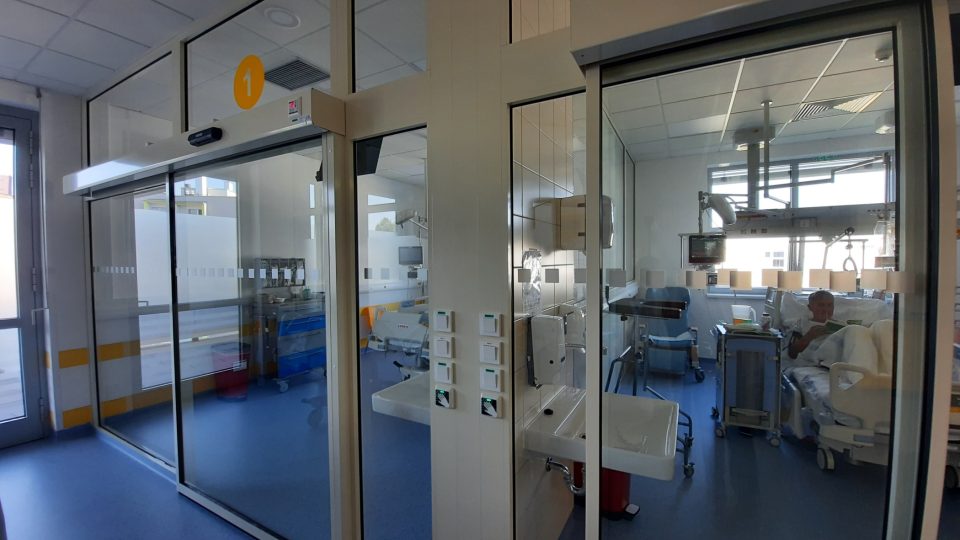 Pacienti mají samostatné prosklené pokoje