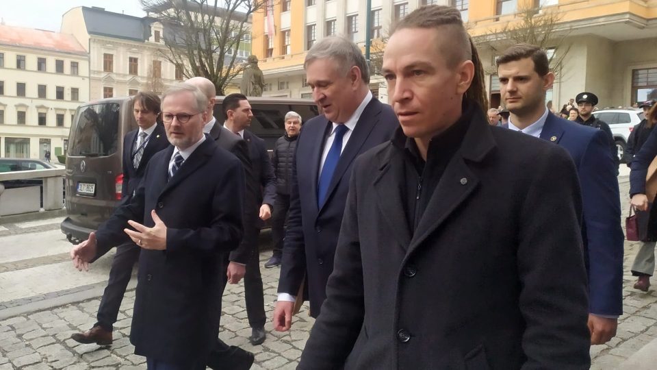 Premiér Petr Fiala (ODS), primátor Jablonce nad Nisou Miloš Vele (ODS) a ministr pro místní rozvoj Ivan Bartoš (Piráti)