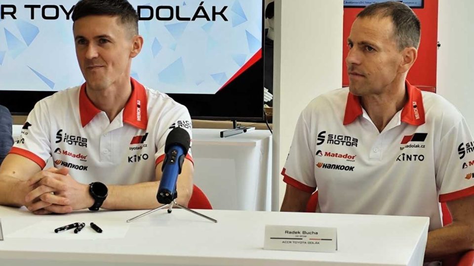 Závodník rally Filip Mareš a jeho spolujezdec Radek Bucha