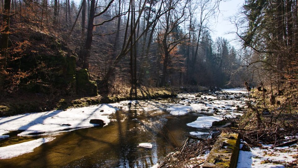 Smědá mezi katastry Kunratic a Frýdlantu, v budoucnu by tam mohl být transbordér | foto: Jaroslav Hoření, Český rozhlas Smědá mezi katastry Kunratic a Frýdlantu, v budoucnu by tam mohl být transbordér