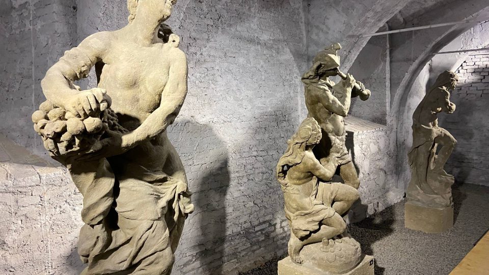 Originály soch z 18. století původně stávali v zámeckém parku