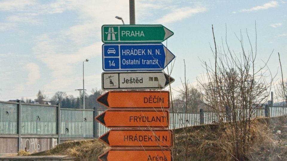 I/35 Liberec - značení objízdné trasy na kruhovém objezdu v Rochlici