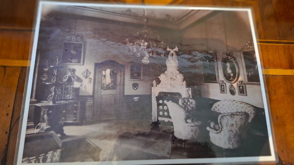 120 let stará fotografie, podle které byl znovu uspořádán Hudební salonek s původním vybavením | foto: Markéta Vejvodová, Český rozhlas 120 let stará fotografie, podle které byl znovu uspořádán Hudební salonek s původním vybavením