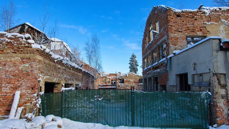 Hlavní část fabriky má podobu U | foto: Jaroslav Hoření, Český rozhlas Hlavní část fabriky má podobu U