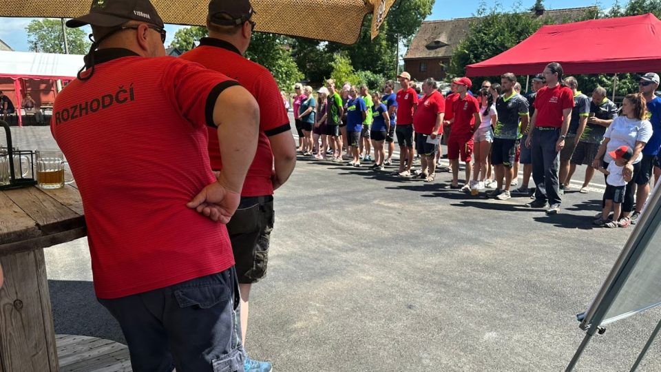 16. ročníku soutěže O zlatou povodňovou lopatu ve Višňové se zúčastnilo 15 týmů, 11 mužských a 4 ženské | foto: Kateřina Kubíčková, Český rozhlas 16. ročníku soutěže O zlatou povodňovou lopatu ve Višňové se zúčastnilo 15 týmů, 11 mužských a 4 ženské