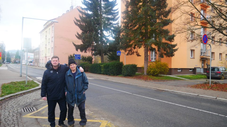 Vladimír Reichl starší (vpravo) se synem na místě, kde Semilský okruh startoval