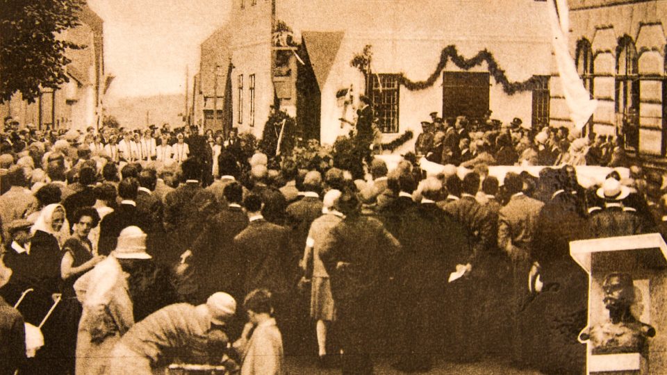 Snímek vysockého náměstí z roku 1927, kdy byla odhalena Kramářova busta