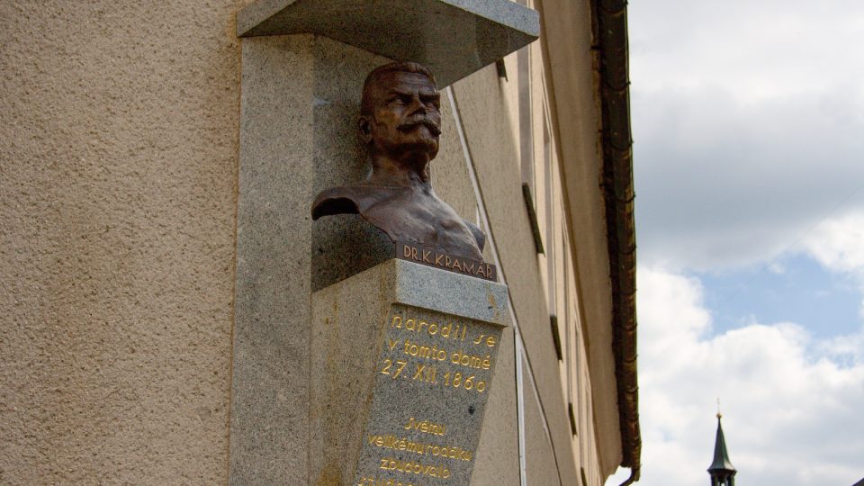 Kramářova busta je zasazena do rohu jeho rodného domu