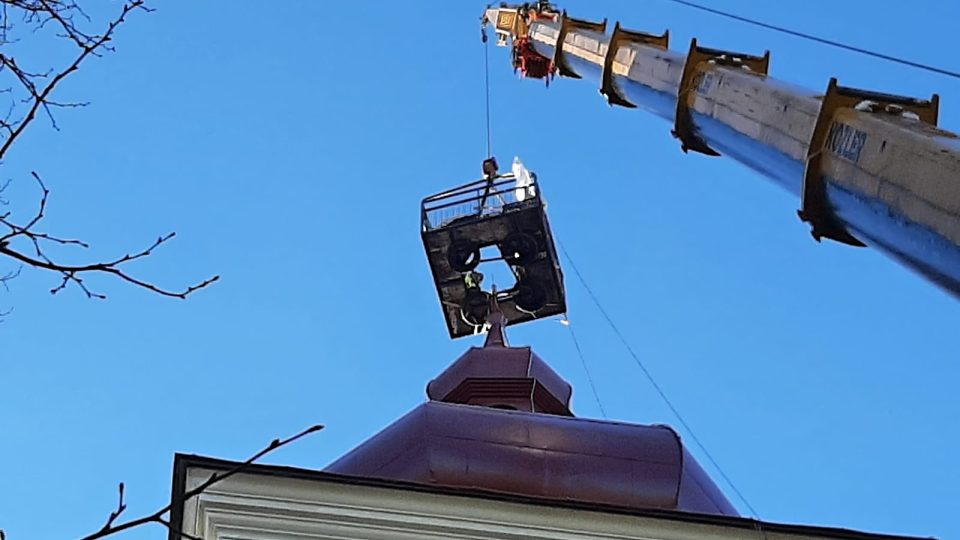 Osazení věže kostela svatého Bartoloměje v Hrádku nad Nisou | foto: Jana Pavlíčková, Český rozhlas Osazení věže kostela svatého Bartoloměje v Hrádku nad Nisou