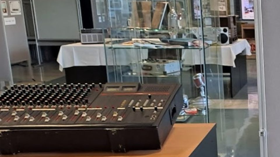 Výstava o historii Československého rozhlasu a také libereckého HIFI klubu ve vestibulu krajského úřadu