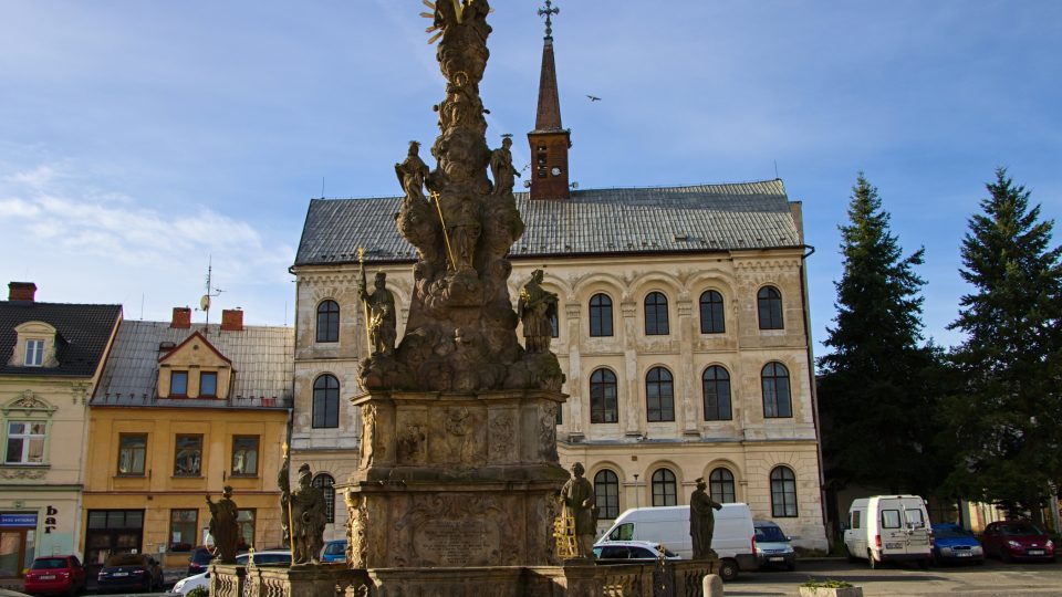Morový sloup a bývalý klášter boromejek na náměstí Svobody v Zákupech