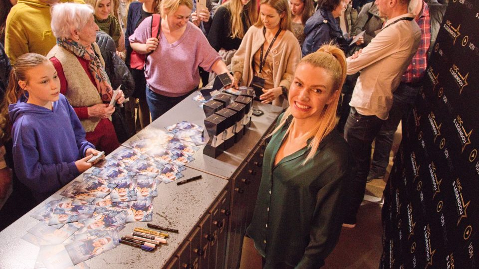 Gabriela Soukalová při autogramiádě po skončení premiéry jejího filmu v kině Radnice v Jablonci nad Nisou