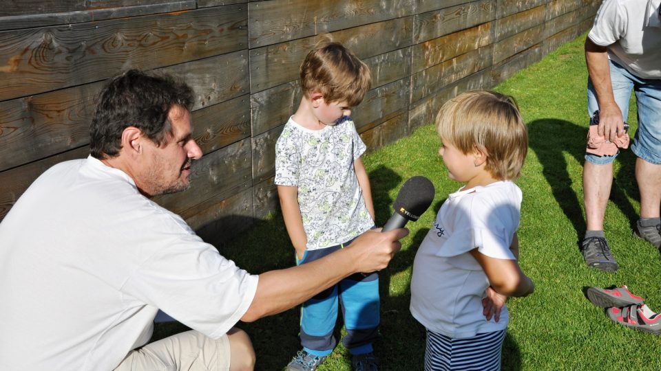 Čtyřletí Zorka a Kryštof při svém prvním rozhovoru do rádia, zpovídá je redaktor Pavel Petr