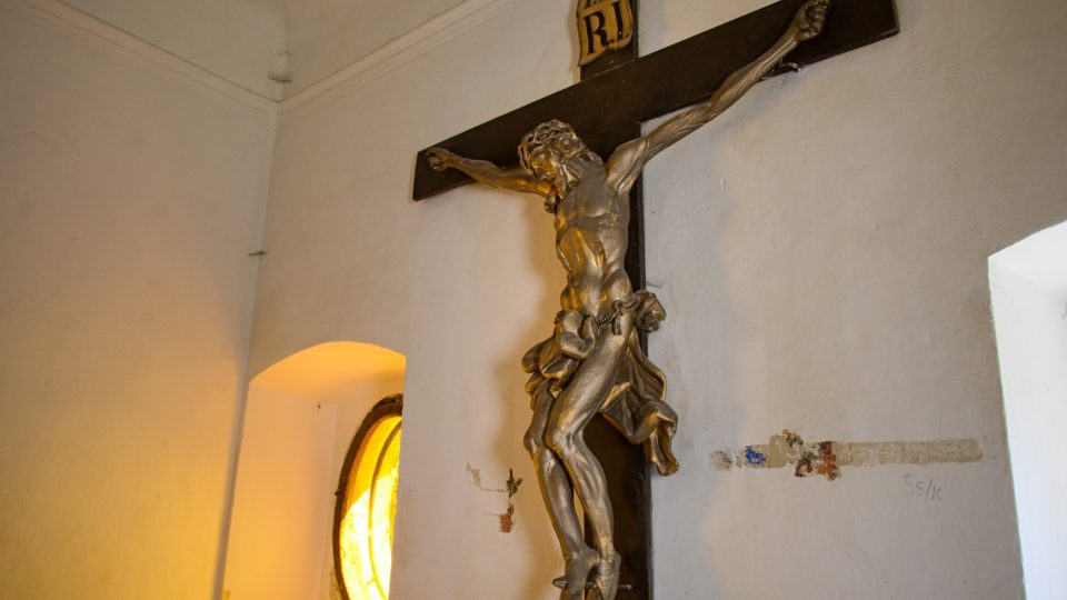 Interiér kostela svatého Josefa v krásné - pod bílým nátěrem se našly zbytky původní malby