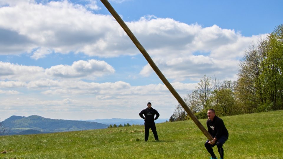 Trénink v hodu kládou. Tak trénuje trojnásobný mistr světa ve skotských hrách Vladislav Tuláček pod Klíčem