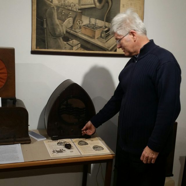 Josef Jonášek u své sbírky rádii | foto: Pavel Sedláček