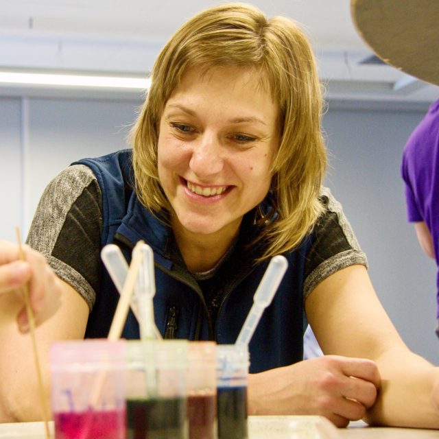Že se dá vařit po vědecku i v laboratoři,  přesvědčuje návštěvníky iQLandia v Liberci | foto: Jaroslav Hoření,  Český rozhlas Liberec