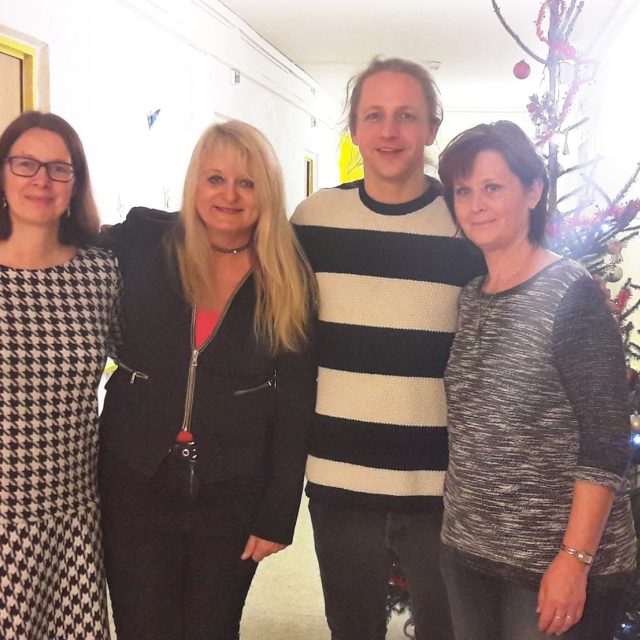 Ježíškovo vnouče Tomáš Klus měl v Domě sociálních služeb v Semilech úspěch nejenom u seniorů,  ale i pracovnic zařízení  (druhá zleva redaktorka I. Bernáthová) | foto: Ivana Bernáthová 2,  Český rozhlas Liberec