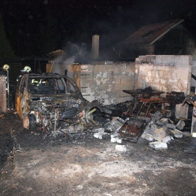 Šest jednotek hasičů zasahovalo u požáru v Budčevsi | foto: HZS Královéhradeckého kraje