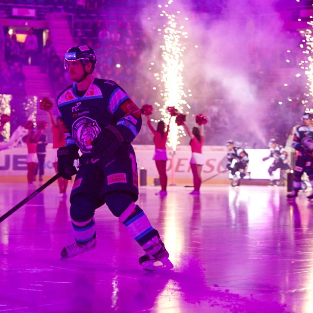 Lukáš Derner při rozbruslení před zápasem proti Hradci na domácím ledě | foto: Jiří Princ,  Bílí Tygři Liberec
