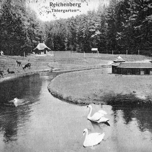 Zoo Liberec - počátky zoologické zahrady v údolí Jizerského potoka. Kruhové jezírko a sruby pro spárkatou zvěř | foto: Zoo Liberec