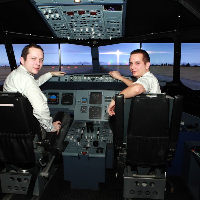 Piloti v leteckém simulátoru | foto: Radim Beznoska