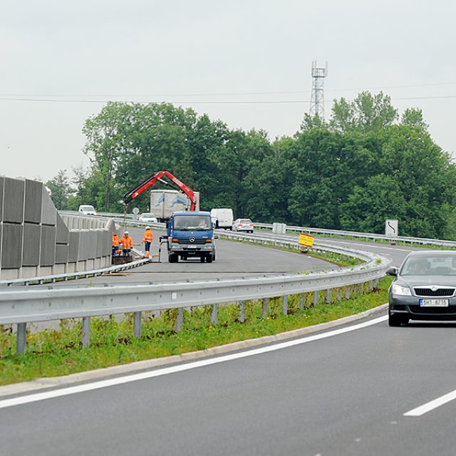 Opatovice nad Labem - doprava po obchvatu je vedena zatím v jednom pruhu pro každý směr | foto: Jan Ptáček,  Český rozhlas