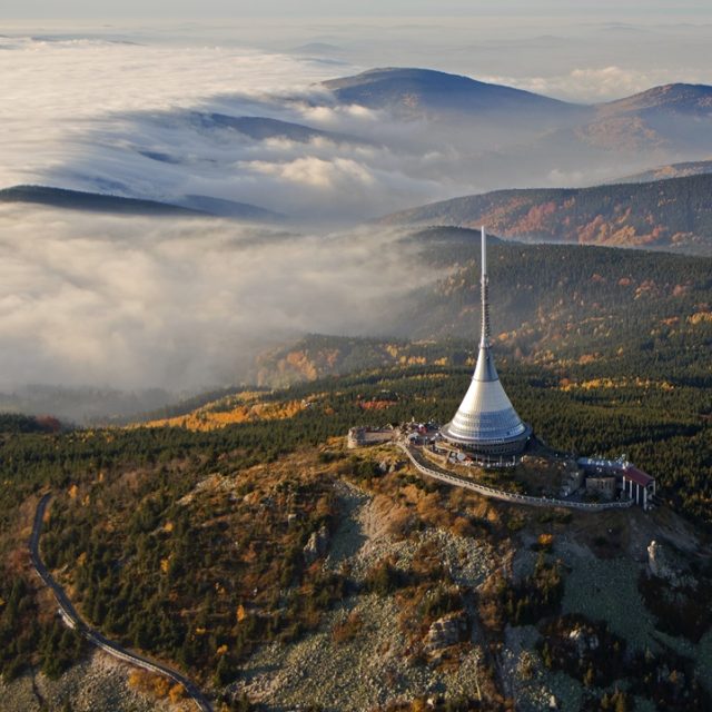 Letecký pohled na Ještěd    | foto: Creative Commons,  Attribution-Share Alike 3.0 Unported,  Zdeněk Fiedler