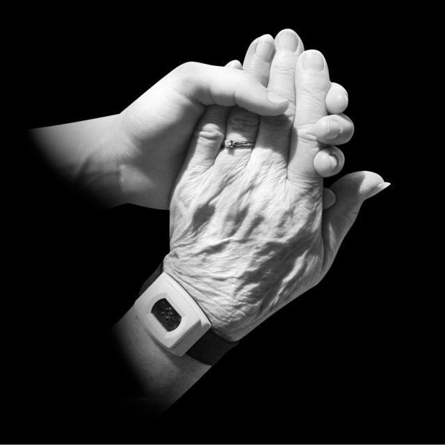 mladá ruka,  stará ruka | foto: Irene Marie Dorey,  Public Domain Pictures,  CC0 1.0