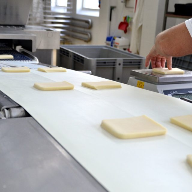 Eidam prochází pečlivou kontrolou a vážením | foto: Dáša Kubíková,  Český rozhlas