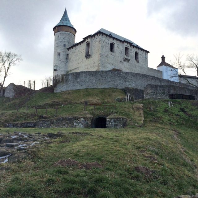 Předhradí Kunětické hory a dva vchody do podzemí | foto: Šárka Rusnáková,  Český rozhlas