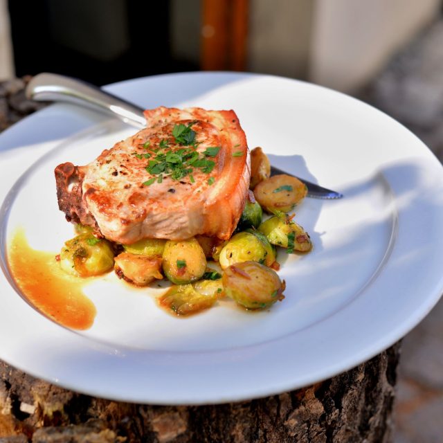 Vepřová kotleta je oblíbený kus masa  (ilustrační foto) | foto: Martin Čuřík