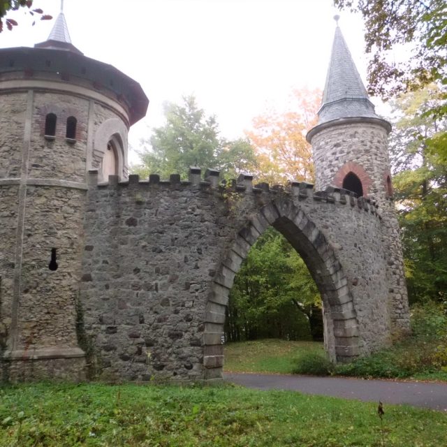 Arturův hrad nechali u Sychrova vystavět Rohanové někdy kolem poloviny 19. století,  přesný rok vzniku není znám | foto: Michaela Vlková