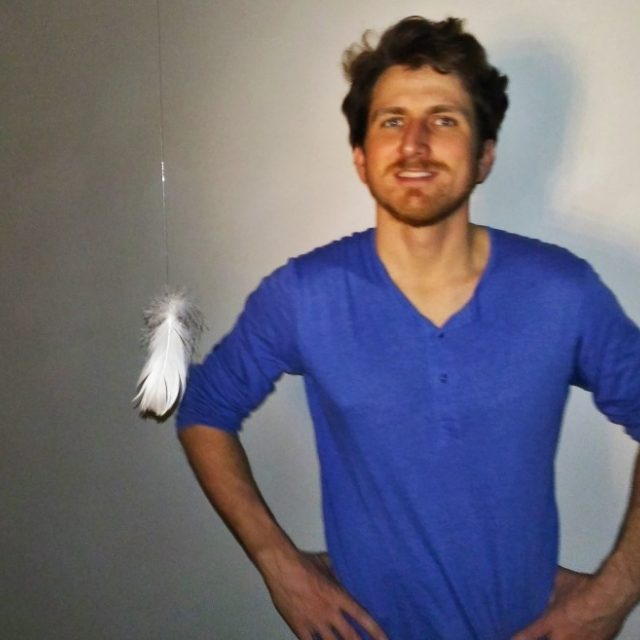 Autor výstavy Richard Loskot a instalace s peříčkem. „I instalace peříčka ve vzduchu je velice nahodilá,  má několik pozic,  nechávám to otevřený pro pochopení diváka, “ říká | foto: Lucie Fürstová,  Český rozhlas